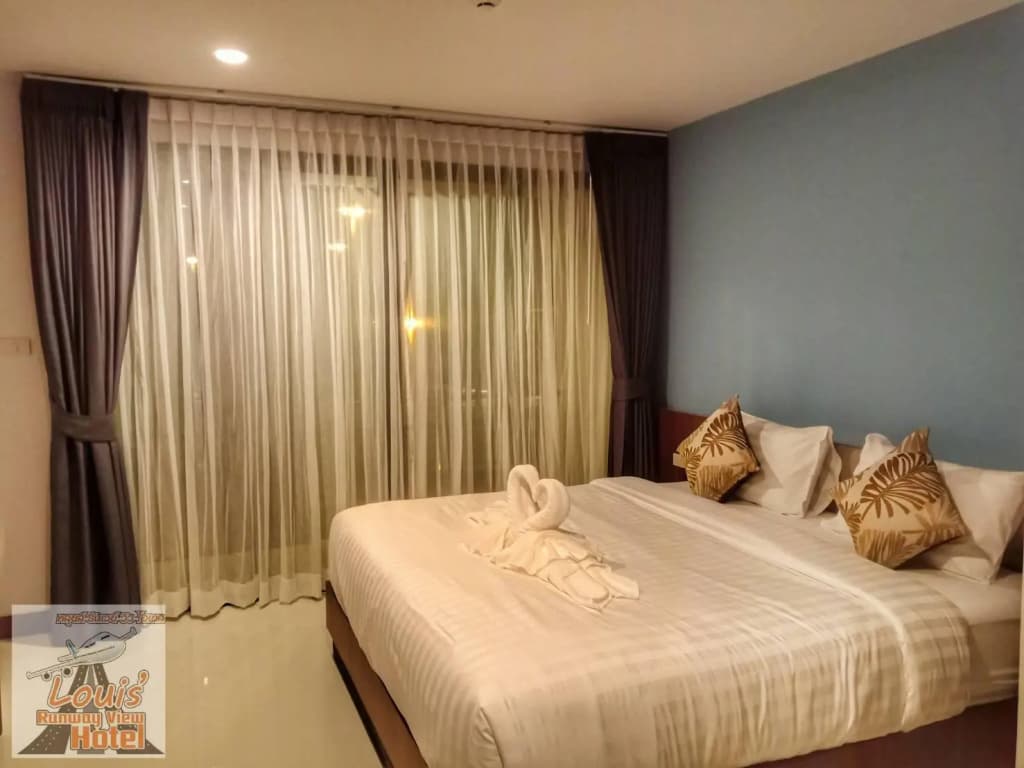 Louis' Runway View Hotel - main photo
