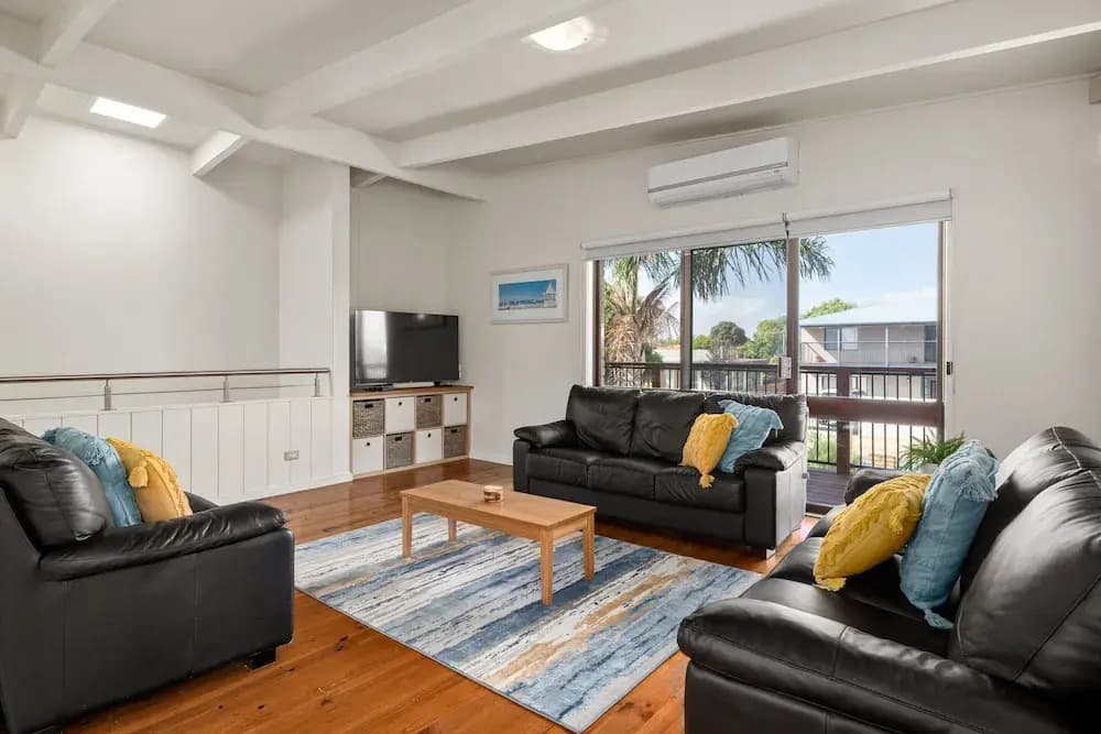Spacious 4-bed Home 5-min From the Beach - photo 4