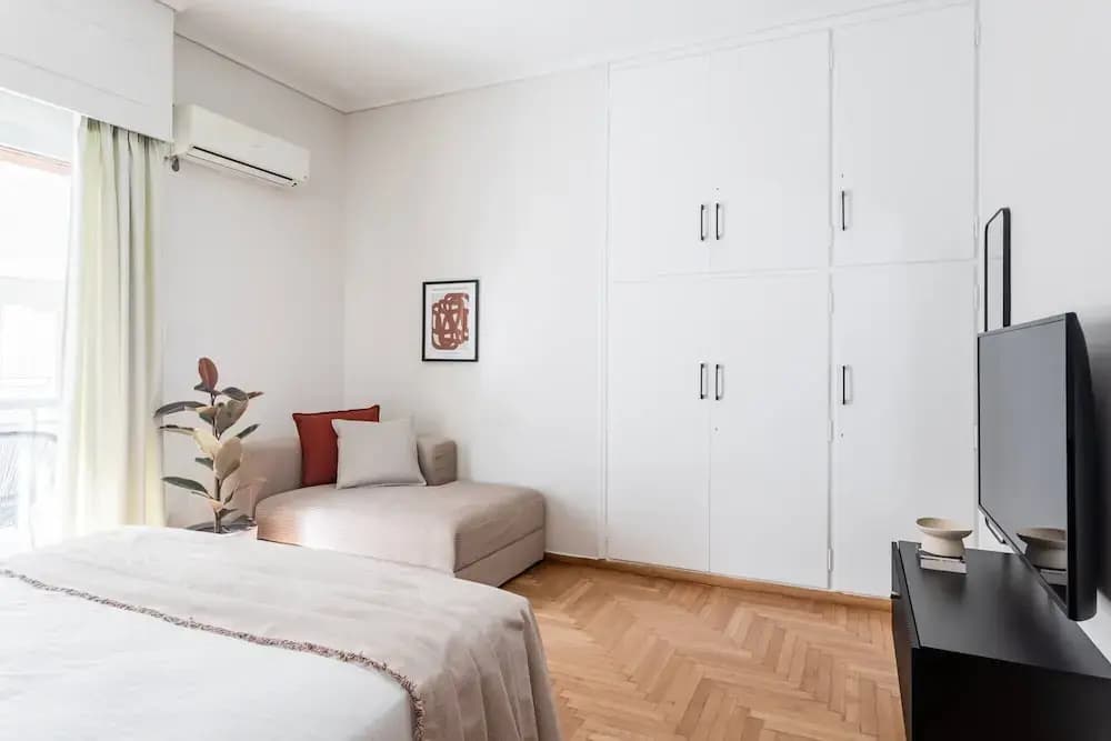 Petite 1BR Apartment in Exarchia - photo 2