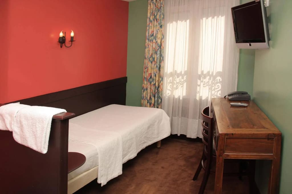 The Walled off Hotel Paris - photo 4