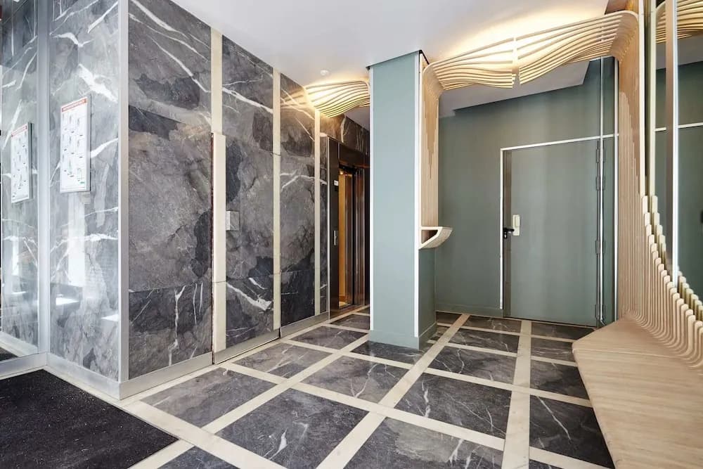 Stunning 2BR Home With Balcony in Batignolles - photo 9