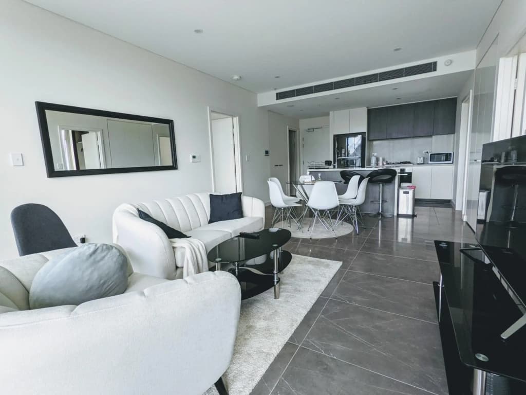 Luxury 3-bed 2-bath, balcony, with pool included, NO PARTIES! - photo 8
