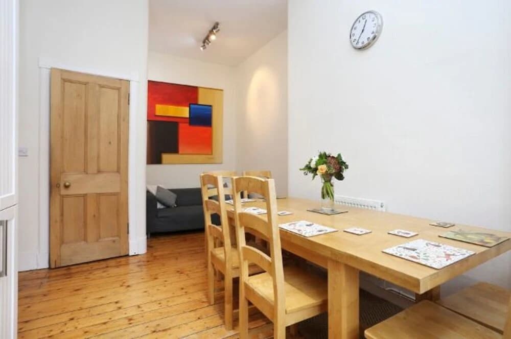Traditional Scottish Flat with Fireplace - photo 6