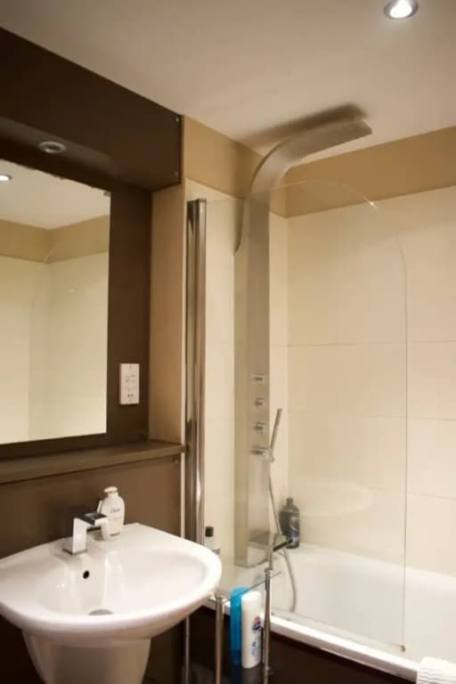 Super Central City Apartment - 1 Bedroom, Sleeps 4 - photo 7