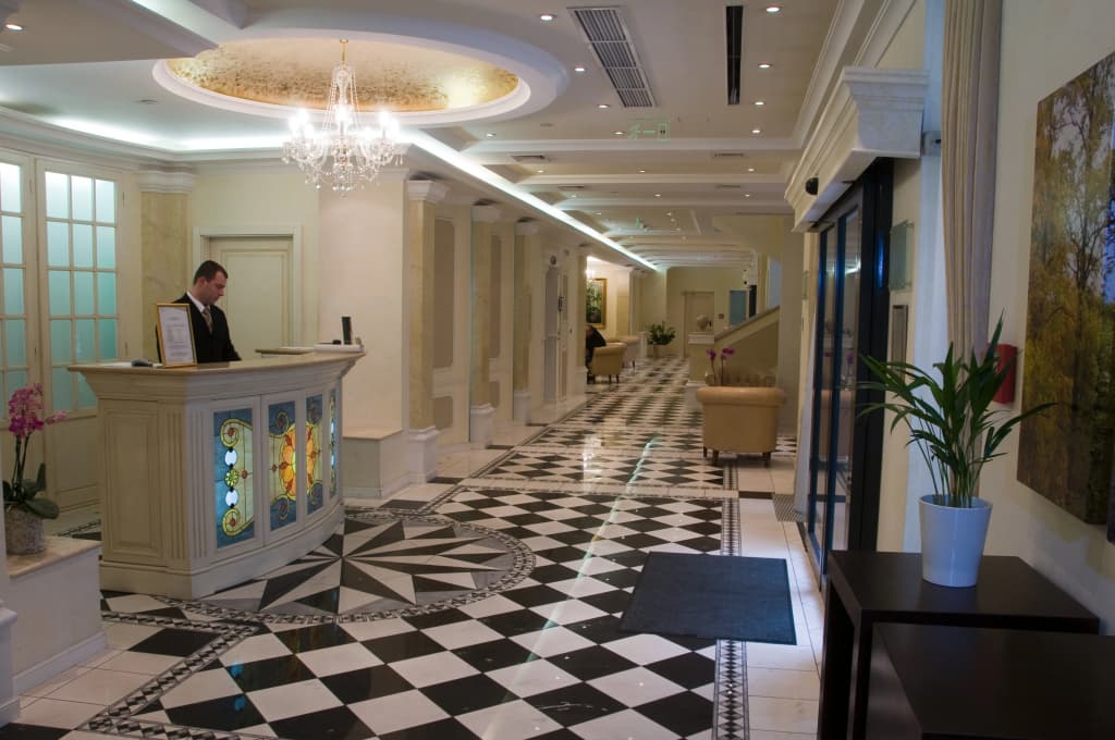 Queen's Court Hotel & Residence - photo 2