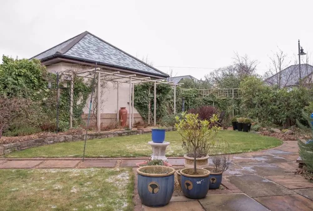 5 Bedroom House With Free Parking - photo 10