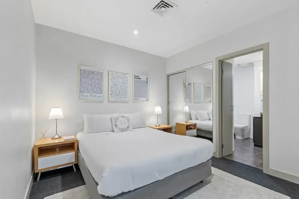Sophisticated CBD 2-bed Apartment by Yarra River - photo 1