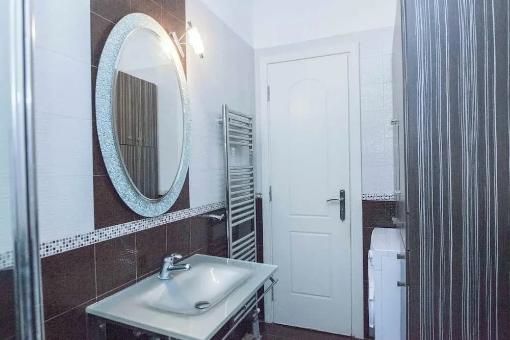 Elegant Spacious 2 Bd Apt in Petralona - photo 8