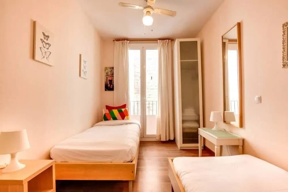 Modern 2 Bed Flat in Trendy Poble Sec - photo 6