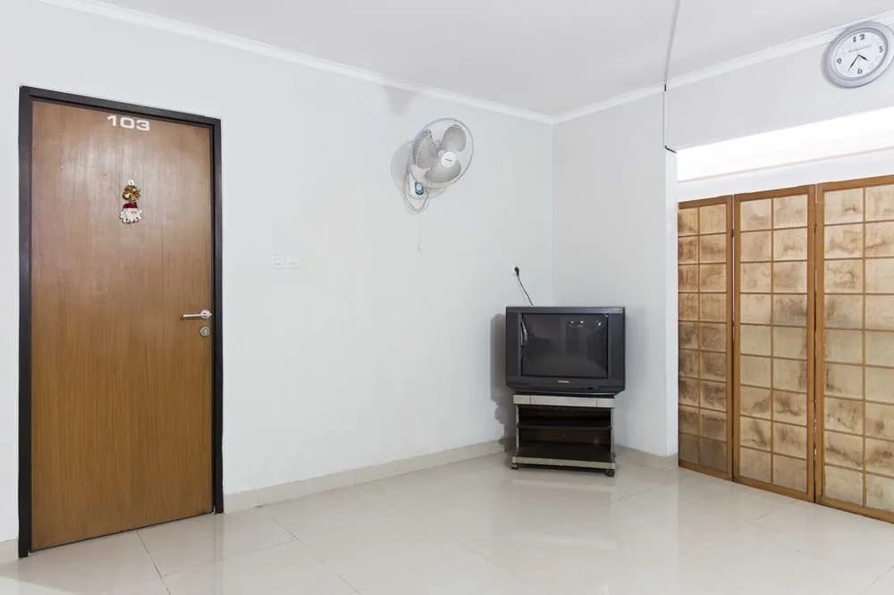 RedDoorz Near Harmoni - photo 11