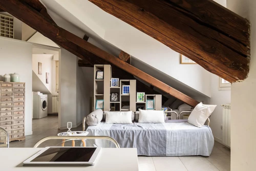 JOIVY Classic Top-Floor Studio By Park - photo 3