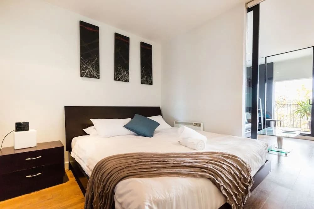 Cleo, 1BDR St Kilda Apartment - photo 3