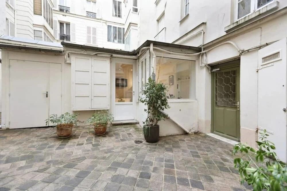 Small House Near the Eiffel Tower - photo 1