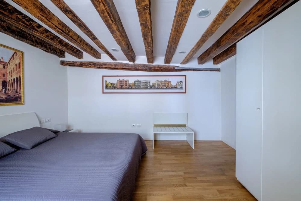 The Lion's House APT5 - photo 3