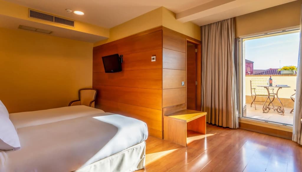 Hotel Sterling - photo 4