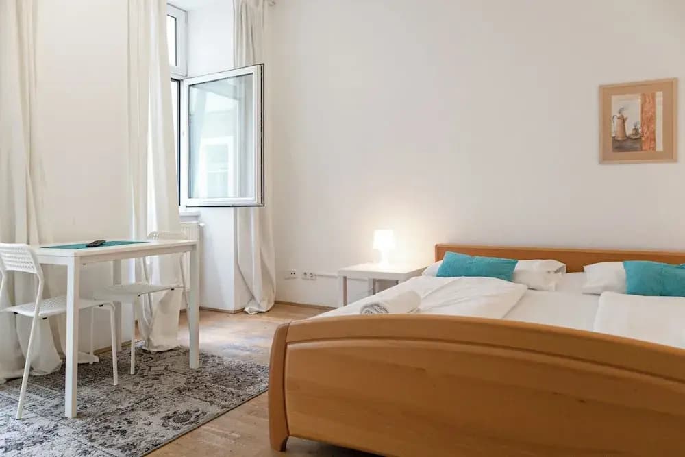 Welcoming 3BR Apt Steps From Belvedere - photo 9