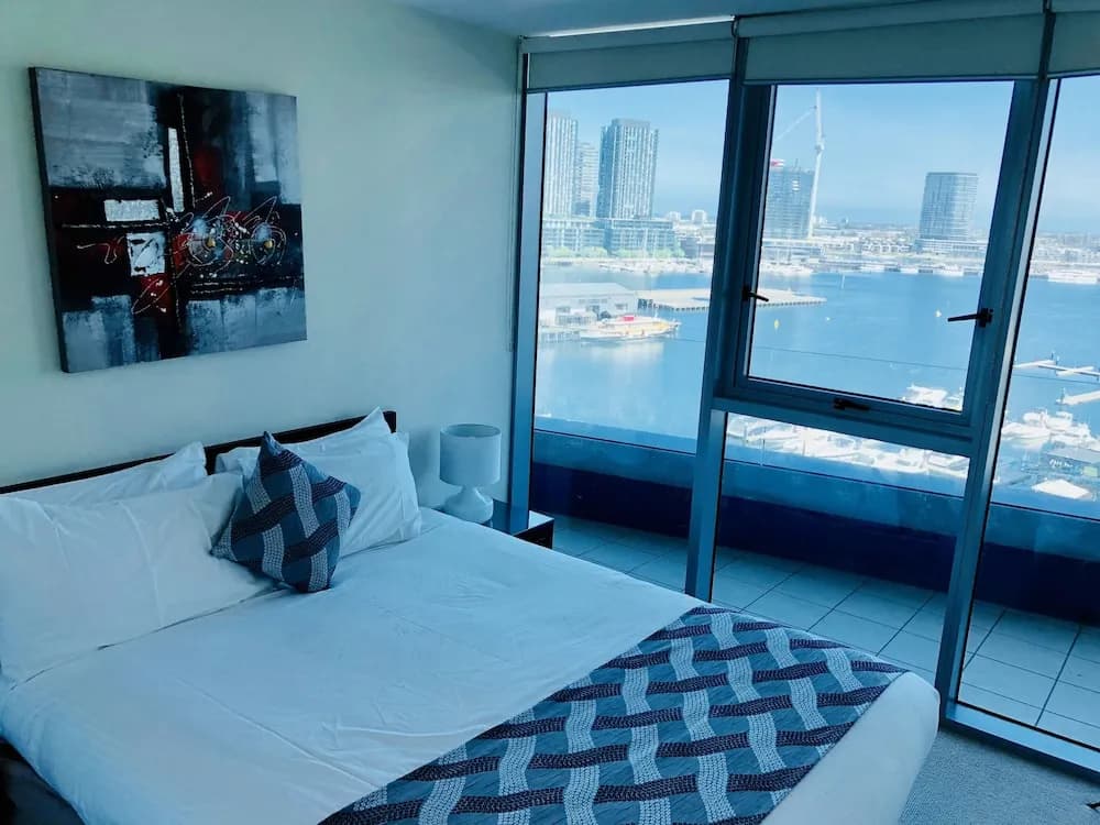 Astonishing Docklands View Deluxe Room - photo 2