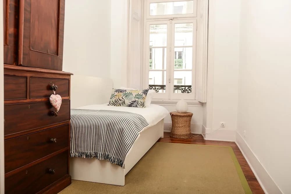 Bright Apartment with River View - photo 3