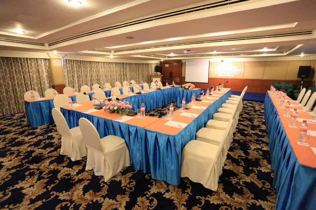 Karnmanee Palace Hotel - photo 12