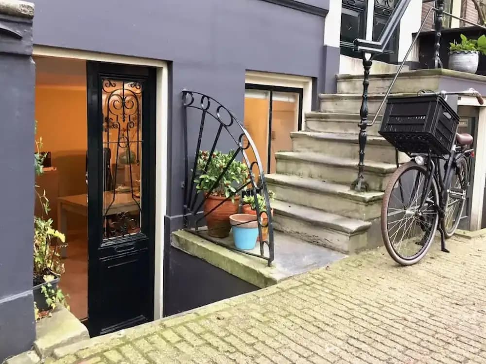 Boutique studio with amazing location - photo 10