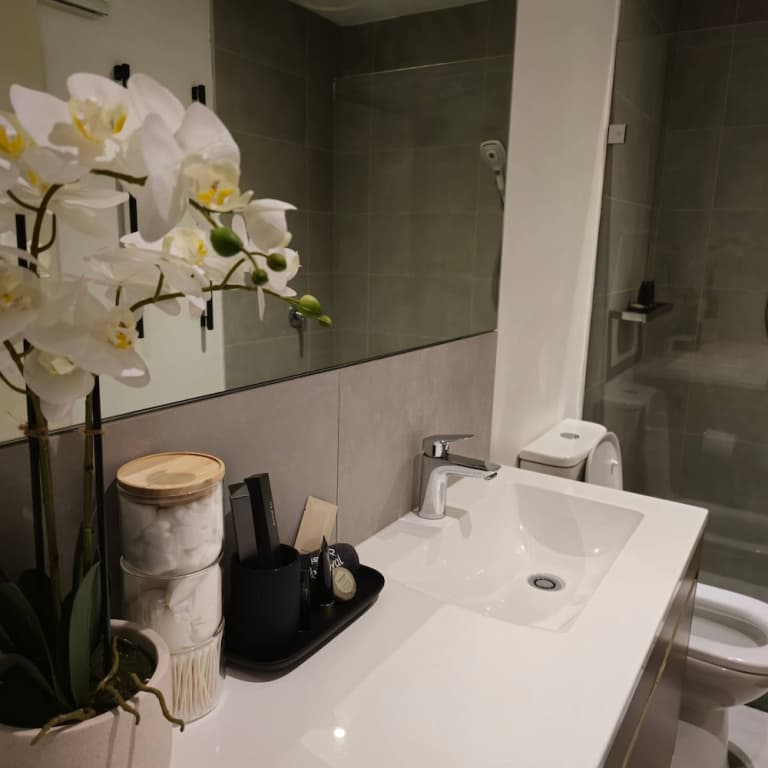 Deluxe 2BR apt Excellent Location Cityviews & Pool - photo 10