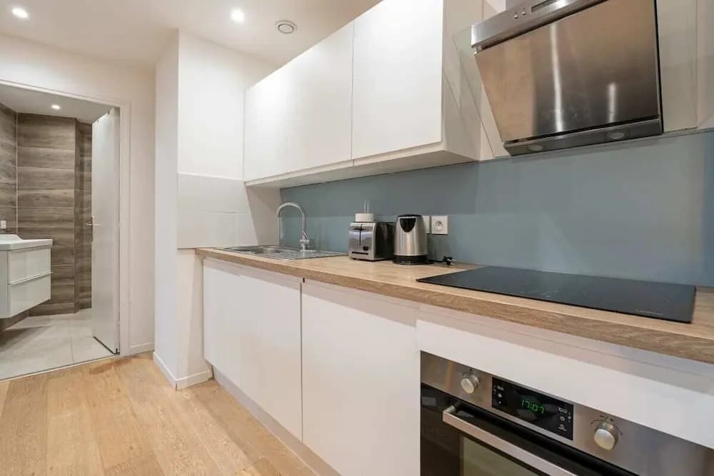 Bright 1-Bed Apartment, Perfectly Located in Paris - photo 12