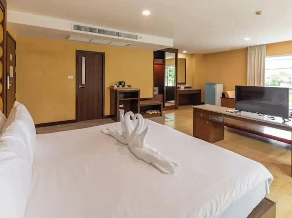 The Kris Resort Hotel - photo 4