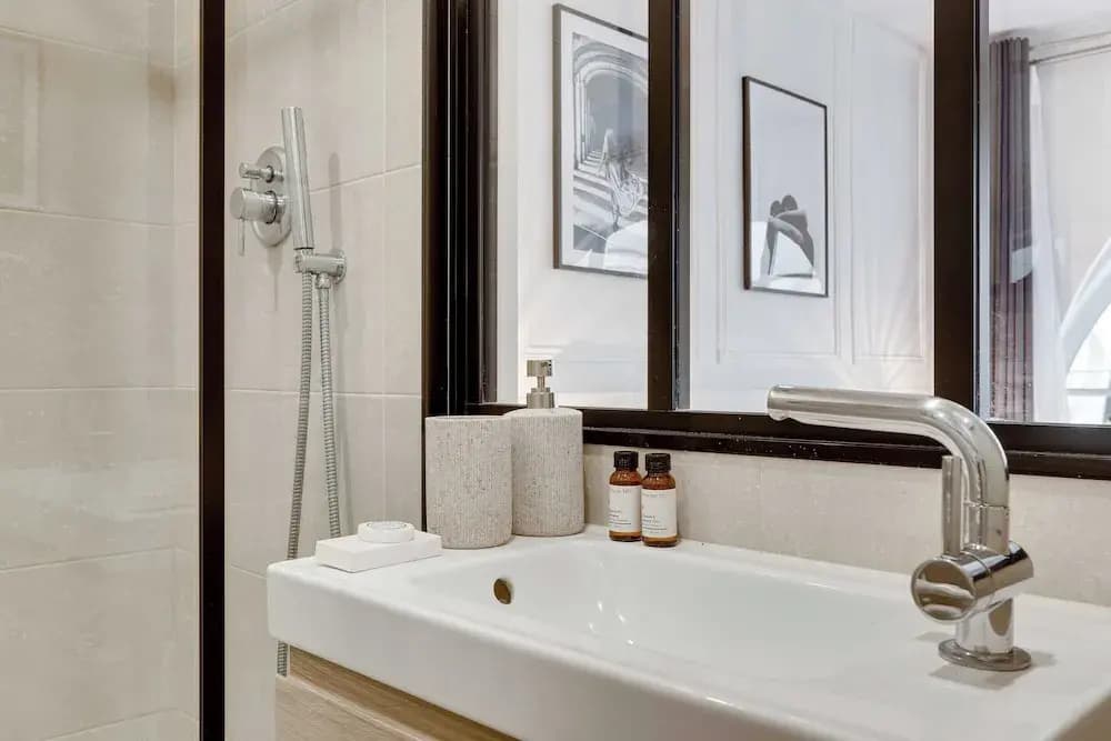 Amazing Historical Parisien Apartment Next TO Louvre Area ! - 1 - photo 8