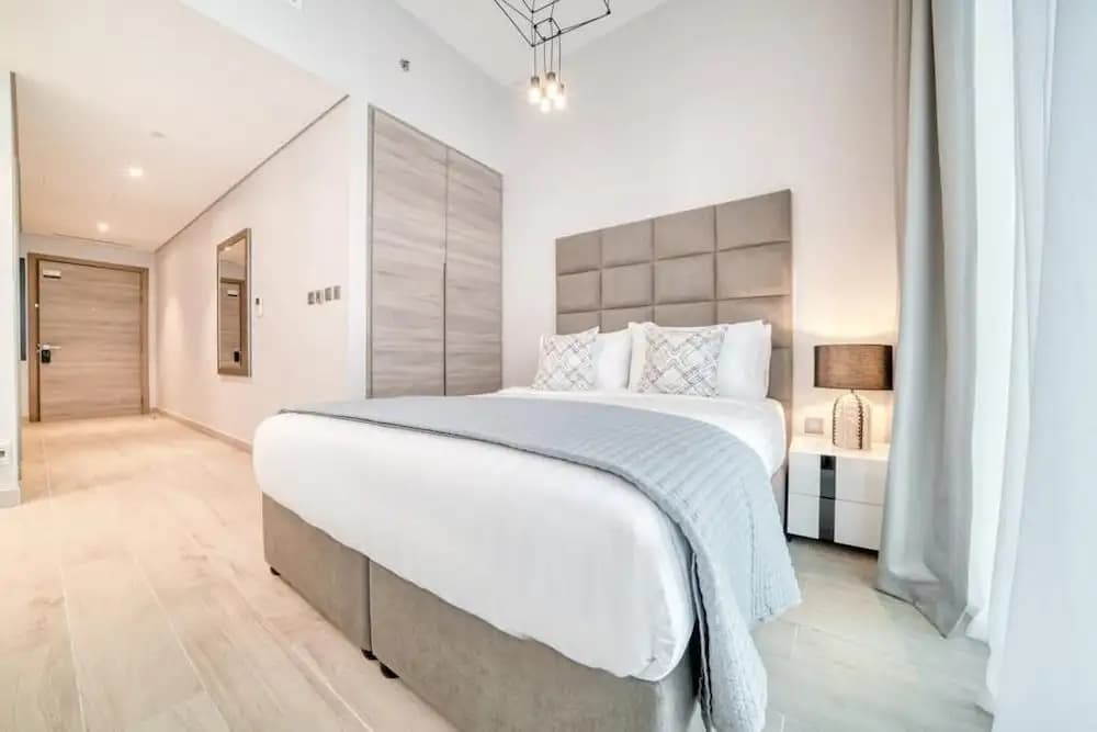 Bright Studio With Mesmerizing Canal And City View - photo 4