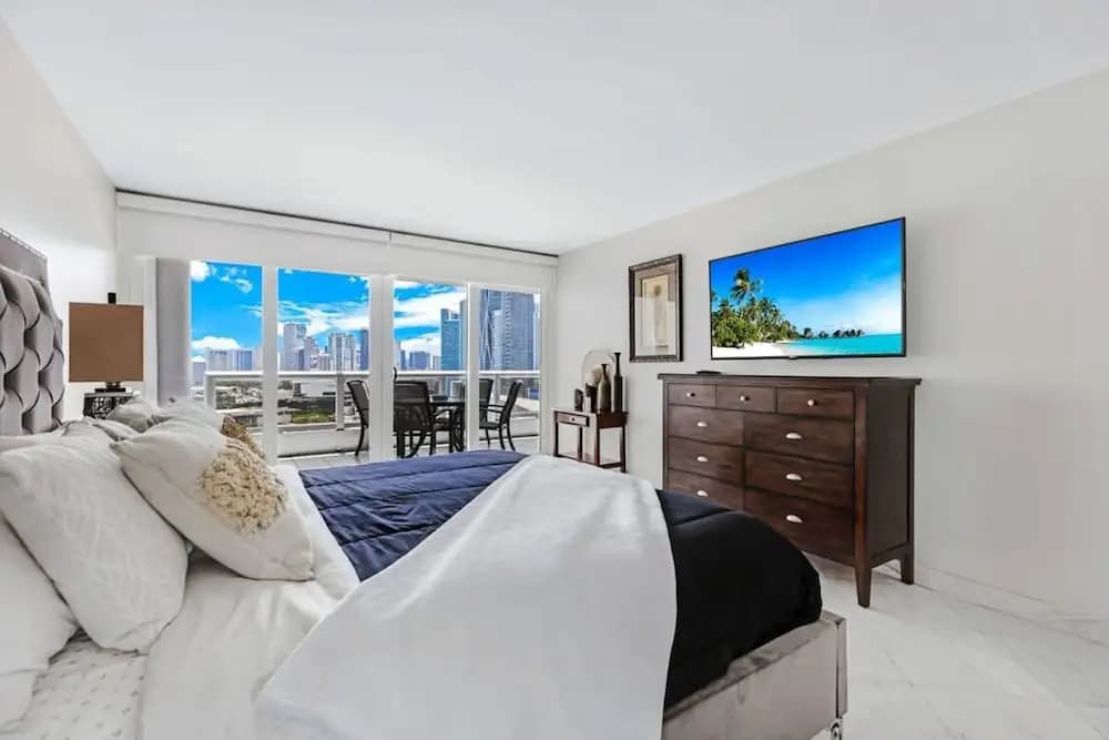 Sunny and Spacious 2 Bedroom Condo on the Bay - photo 5