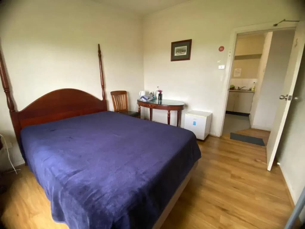 Quality room conveniently located for 2 or 3 si - photo 4