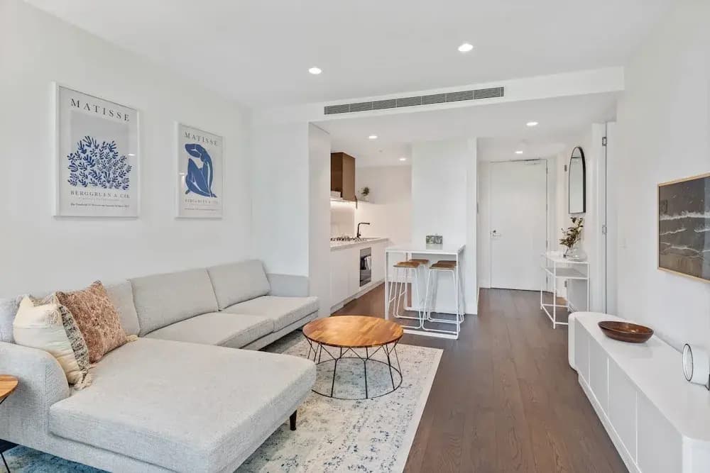 Chic 2-bed With Free Parking in South Yarra - photo 5
