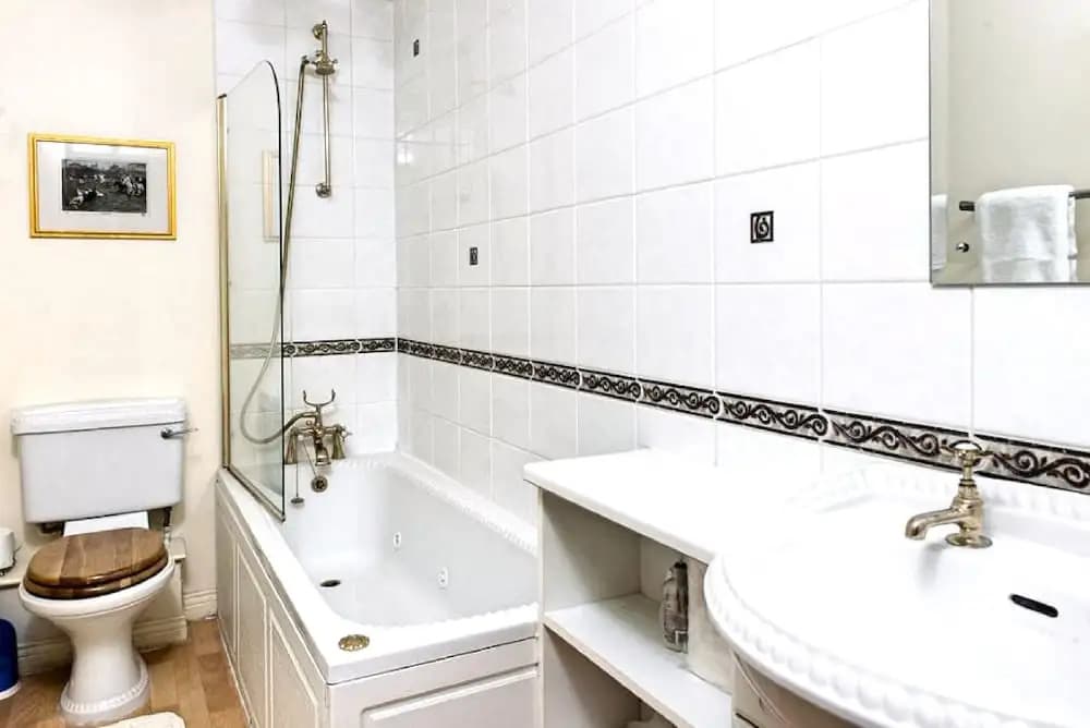 Charming Old Town Apartment - photo 7