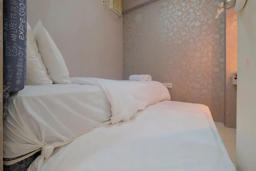 Emerald Functional 2BR Apartment Gading Nias - photo 2