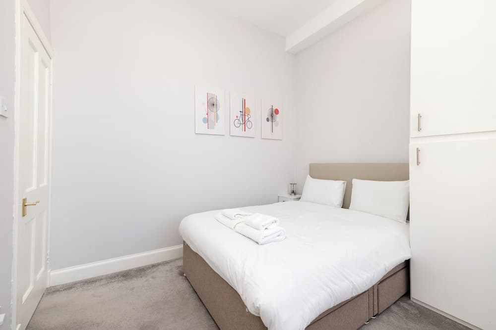 Elegant 2-Bed Flat with Edinburgh Charm - photo 5