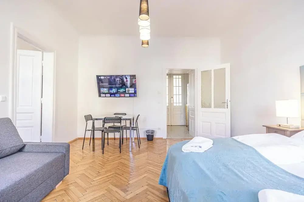 Chic 2BR Retreat Near Belvedere Palace - photo 6