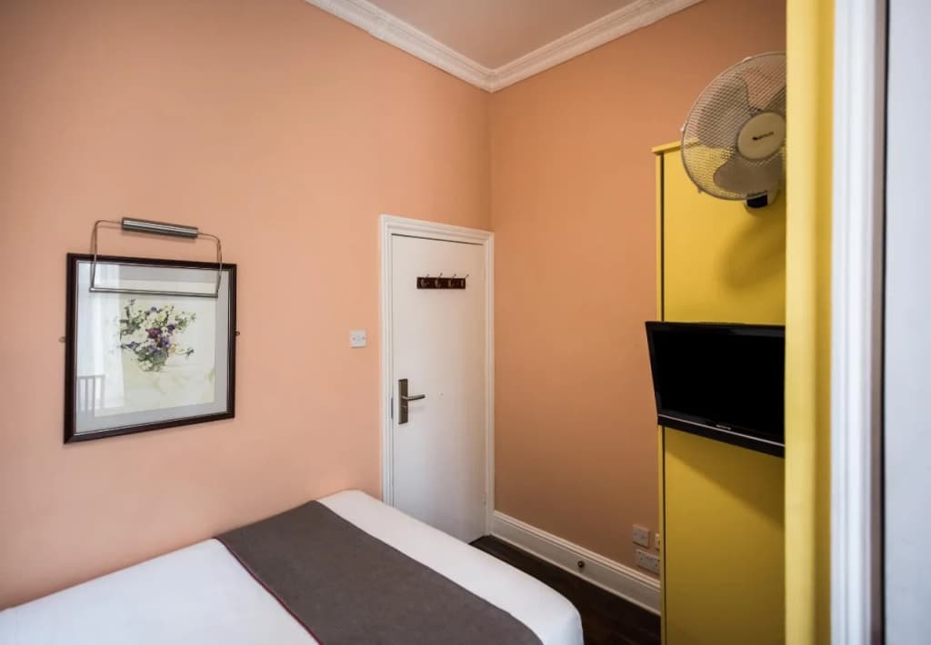 OYO Grantly Hotel - photo 2