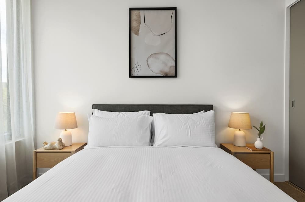 Brand New Apartment in Albert Park With Pool & Gym - photo 6