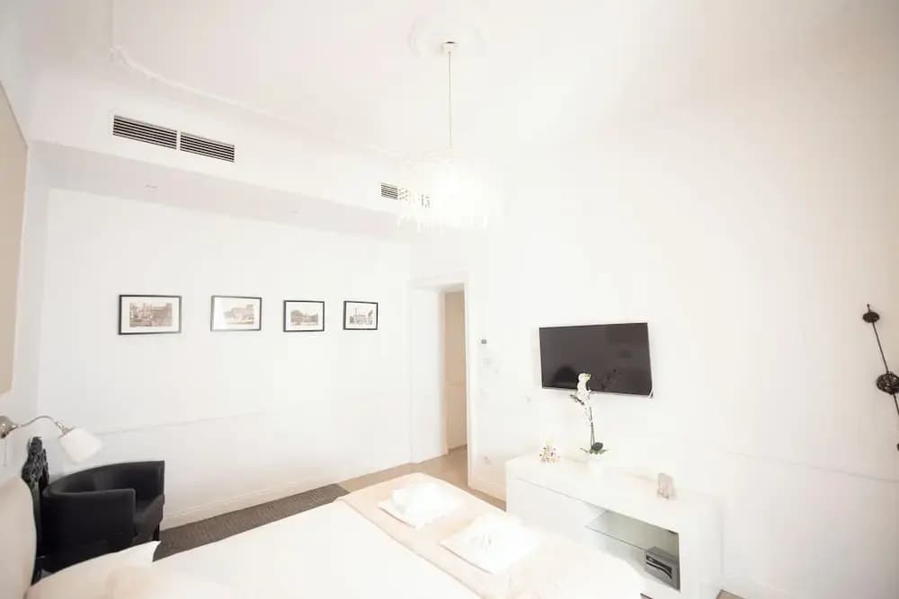 Vatican Beautiful 2Br Apartment - photo 2