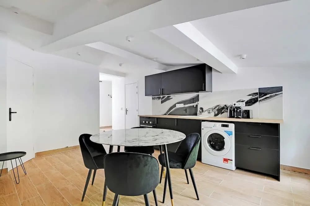 Refreshing 2bd/6p Apartment - 18th ard - photo 12