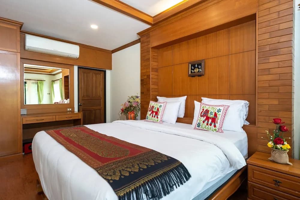 Bright Luxury Villa W Garden Pool & Sauna - photo 4