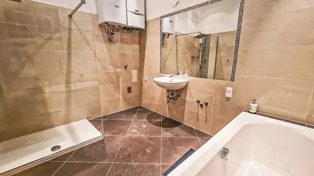 Classic 2BR Viennese Apt Near Downtown - photo 11