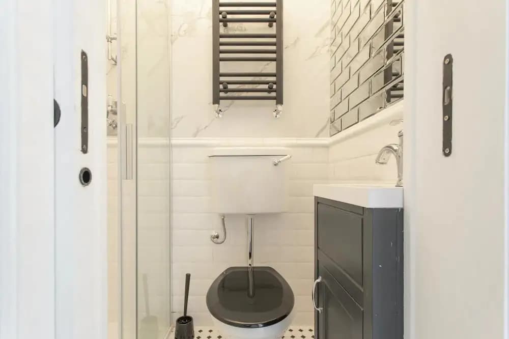 London Apartment- 4 Bedrooms-garden and Parking - photo 9