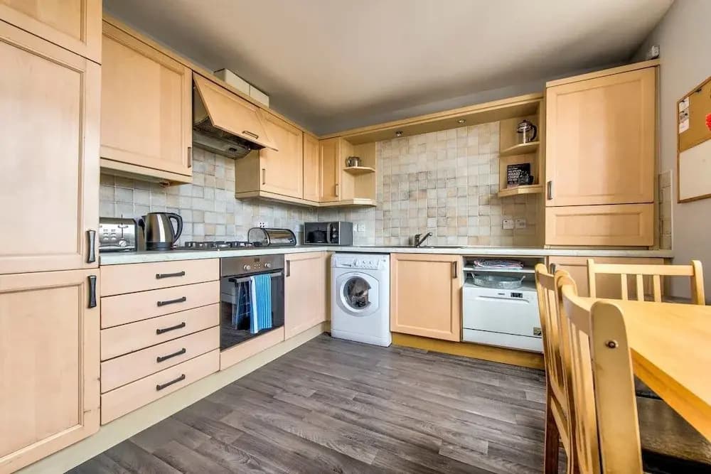 Gorgeous 2BR City Centre Apt with Parking - photo 12