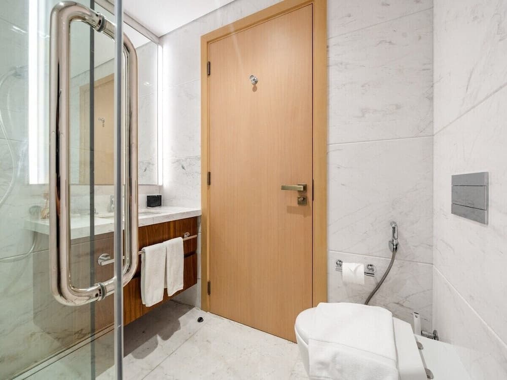 Elegant Apartment Amidst Vibrant Area with Balcony - photo 9