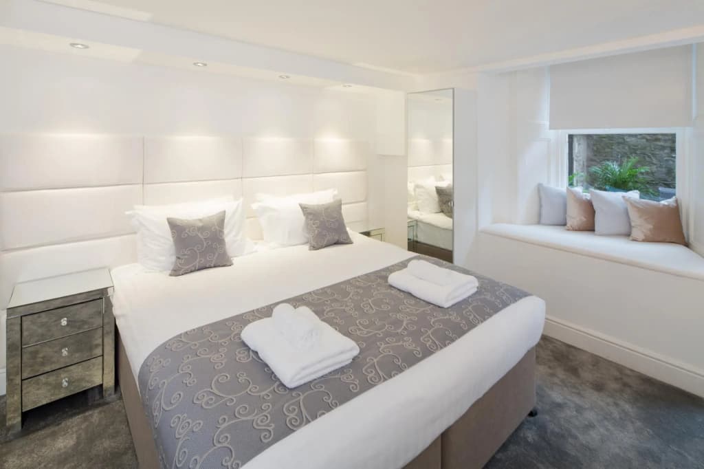 Edinburgh Castle Apartments and Suites - photo 2
