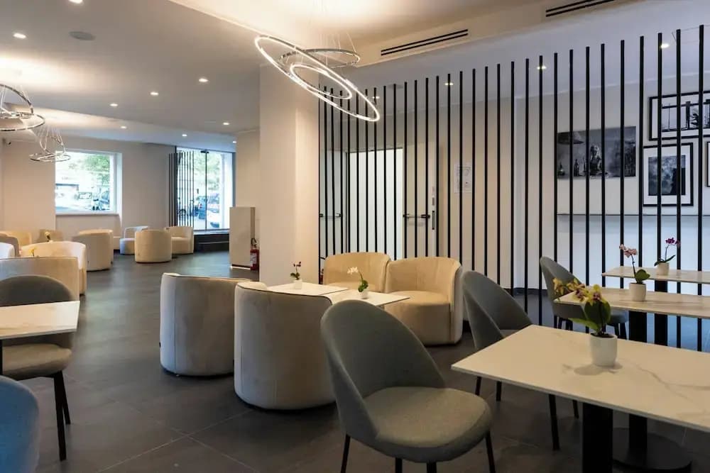 J Maluni City Hotel - photo 9