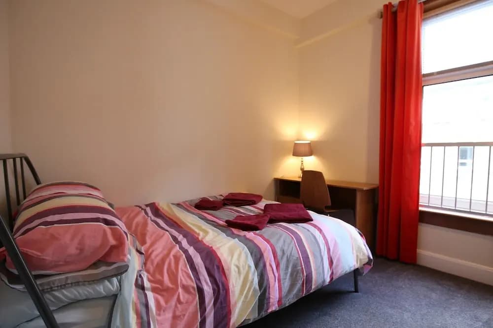3 Bedroom Flat in Edinburgh - photo 3