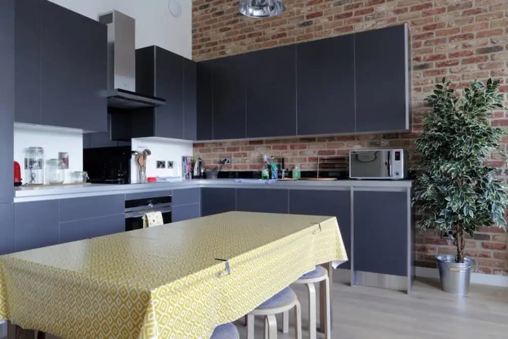 Spacious 2 Bedroom Loft In Converted School - photo 13