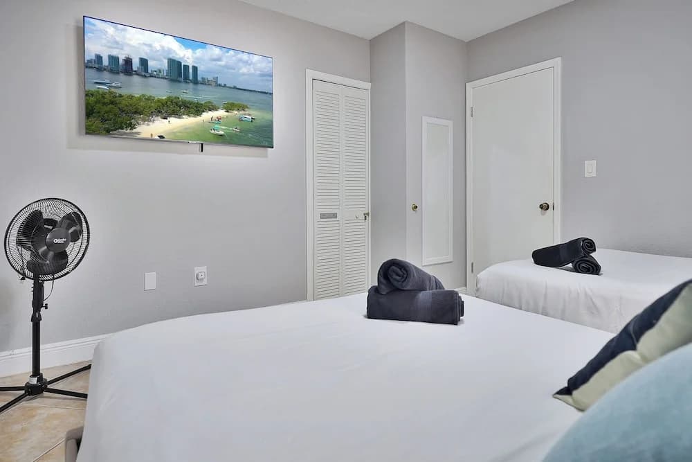 Happy Escape, 15 Min to Beach, Massage Shower Jets, Bar, and BBQ - photo 4